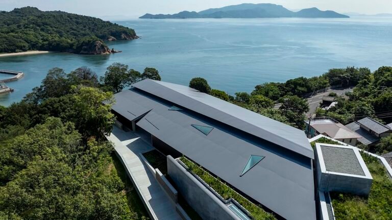 في جزيرة ناوشيما، يحفر تاداو أندو في الأرض لاستكشاف طرق هندسة الزمن والشكل الضوئي
