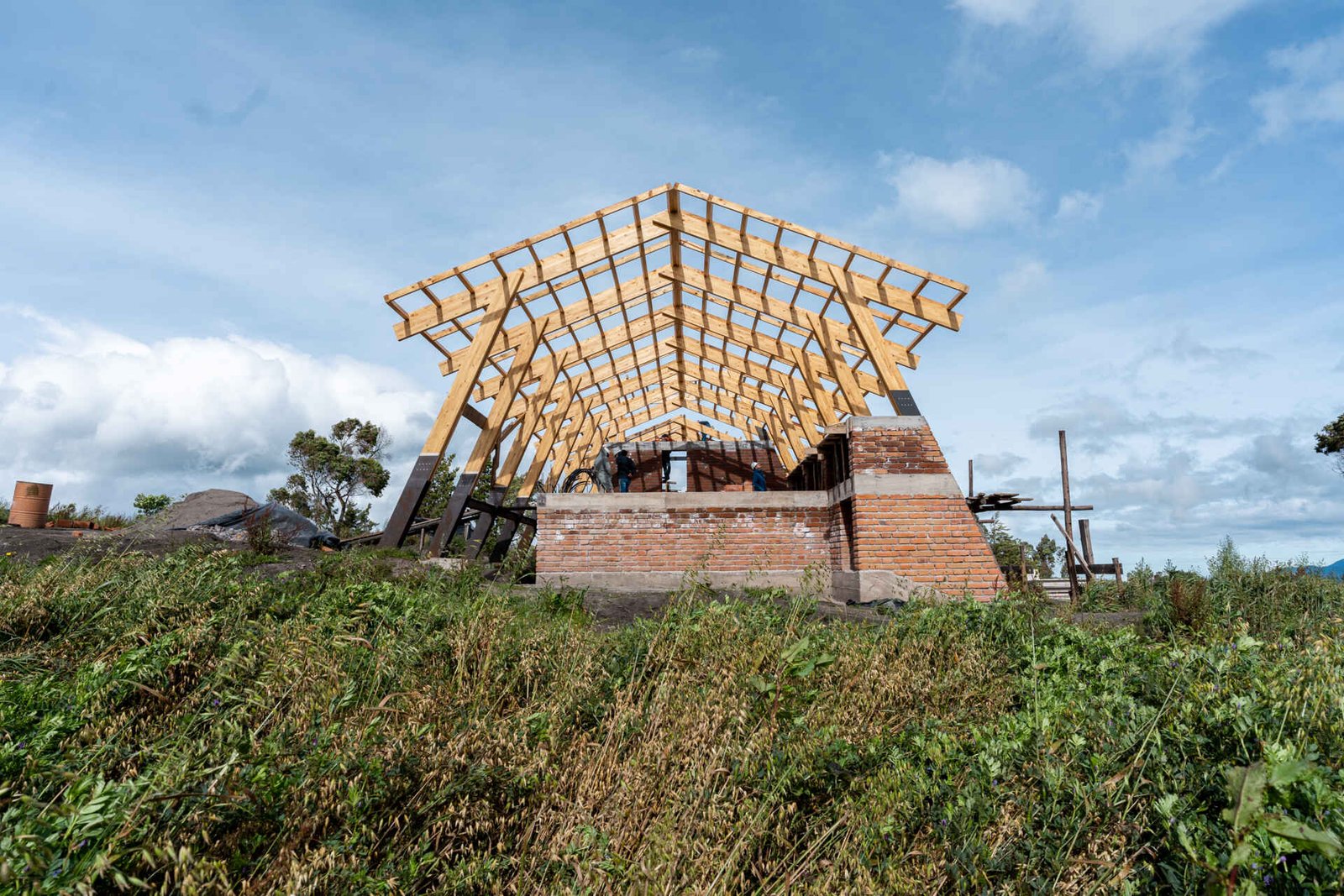 A Remote Highland Plot Transformed Into a View-Focused Home 1 These behind-the-scenes images highlight key moments from this modern home build, from the exposed ribs to the evolving form.
