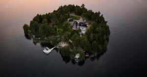 Cottagecore الكندي: 10 مساكن نائية عبر الشمال الأبيض العظيم
