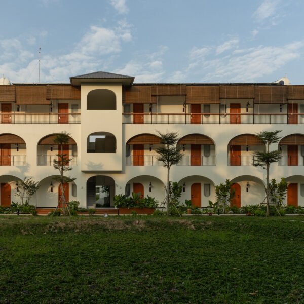 Sadec Garden Hotel / PAU Architects