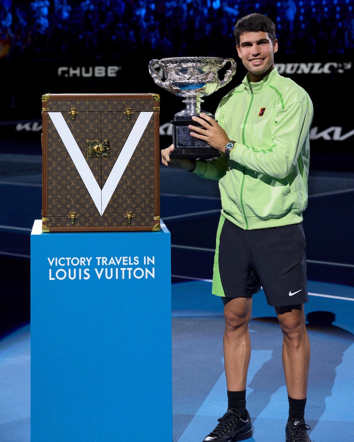 القصة وراء "صناديق الكأس" التي ارتدتها شركة لويس فويتون لبطولة أستراليا المفتوحة التاريخية 1 كارلوس الكاراز مع بطولة أستراليا المفتوحة والجذع