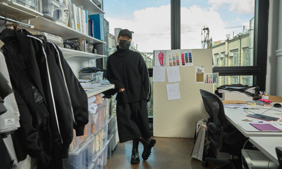 صورة لبيتر دو وهو يقف أمام النافذة، متكئًا على رف الملابس على يمينه.