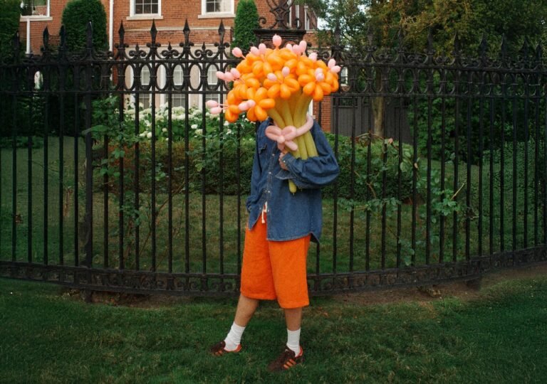 زهور البالونات، والإضاءة المرحة، والمزيد 7 Take 5: Balloon Flowers, An Interactive Wall Sconce, Magazine-Land + More