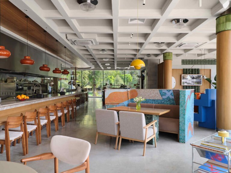 مقهى Aqqu المركزي / AT Interiors
