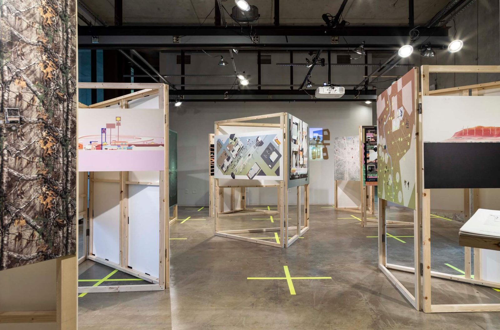 يأخذنا معرض كيرياكوس كيرياكو وصوفيا كريميزي إلى بلدة صغيرة في الولايات المتحدة الأمريكية