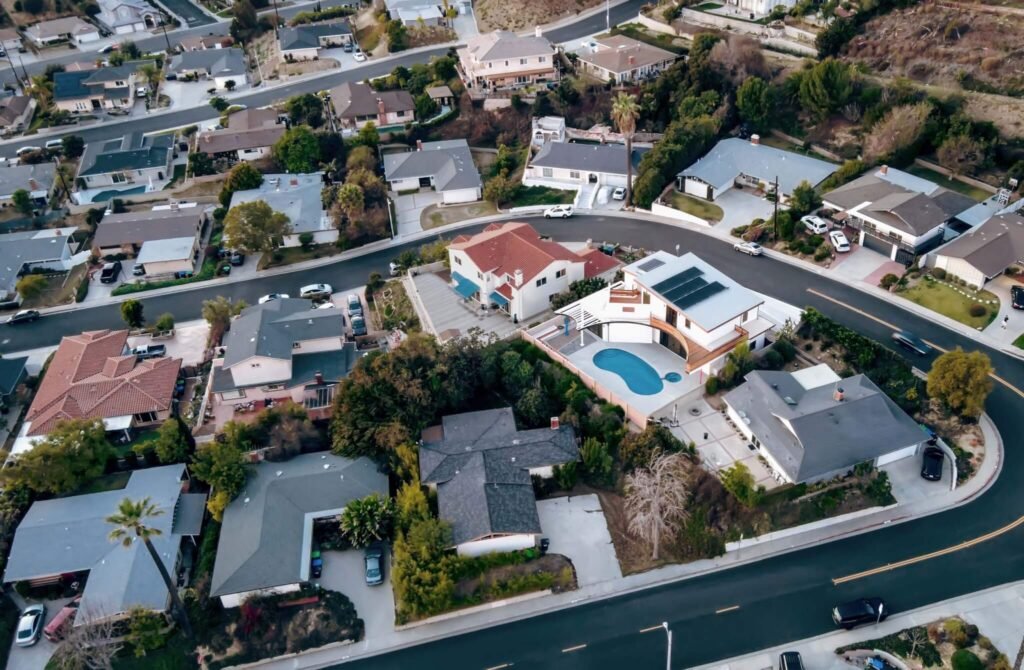 Wandering Courtyard House turns LA's zoning setbacks into the design itself