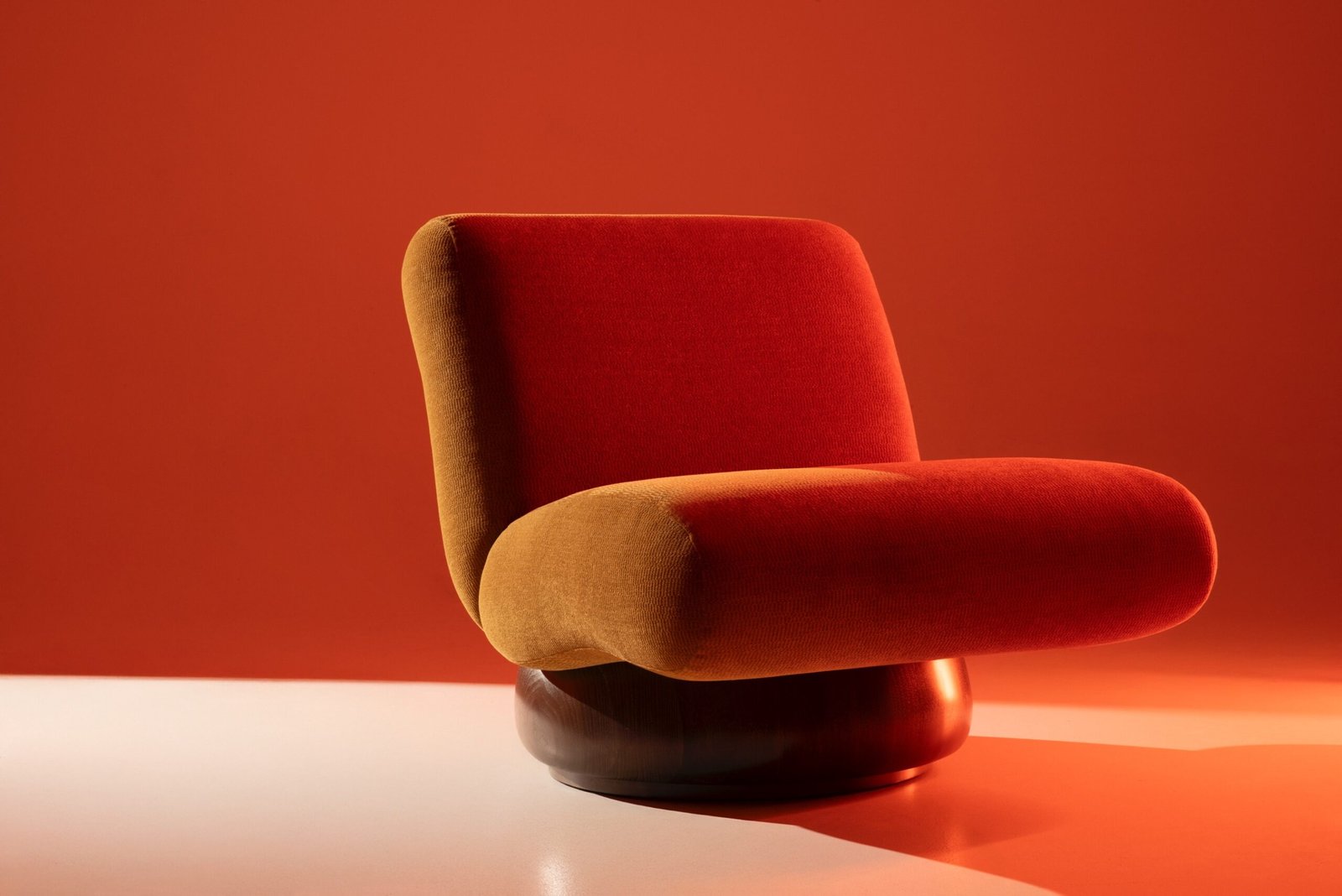 الأثاث تحت الأضواء الملونة