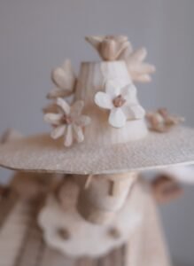 تمثال مجازي لهنري وود لقبعة مغطاة بالزهور