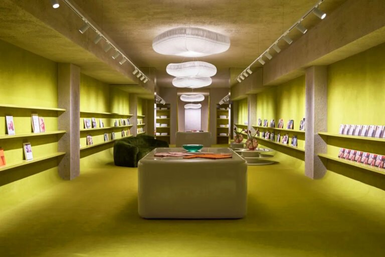 أليكس ليريان يتحدث عن الموسيقى الحية، مكان البوريتو المفضل، المواد + المزيد
