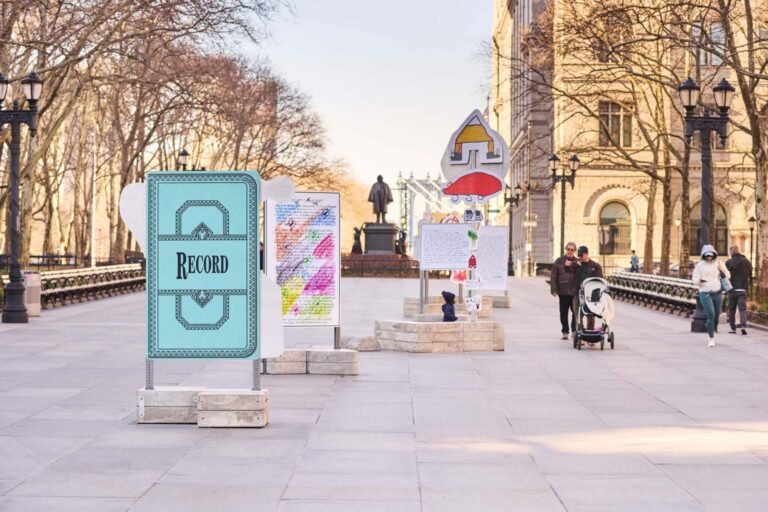 يقوم Alex Strada بتحويل لافتات المدينة إلى شهادة لمن لا سكن لهم في نيويورك 3 يقوم Alex Strada بتحويل لافتات المدينة إلى شهادة لمن لا سكن لهم في نيويورك