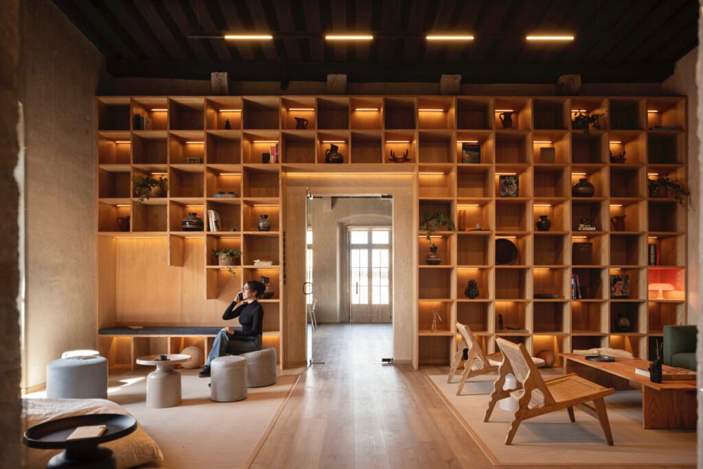 Beyond the Ceiling Grid: 7 Office Spaces That Boycott the “Big Light”