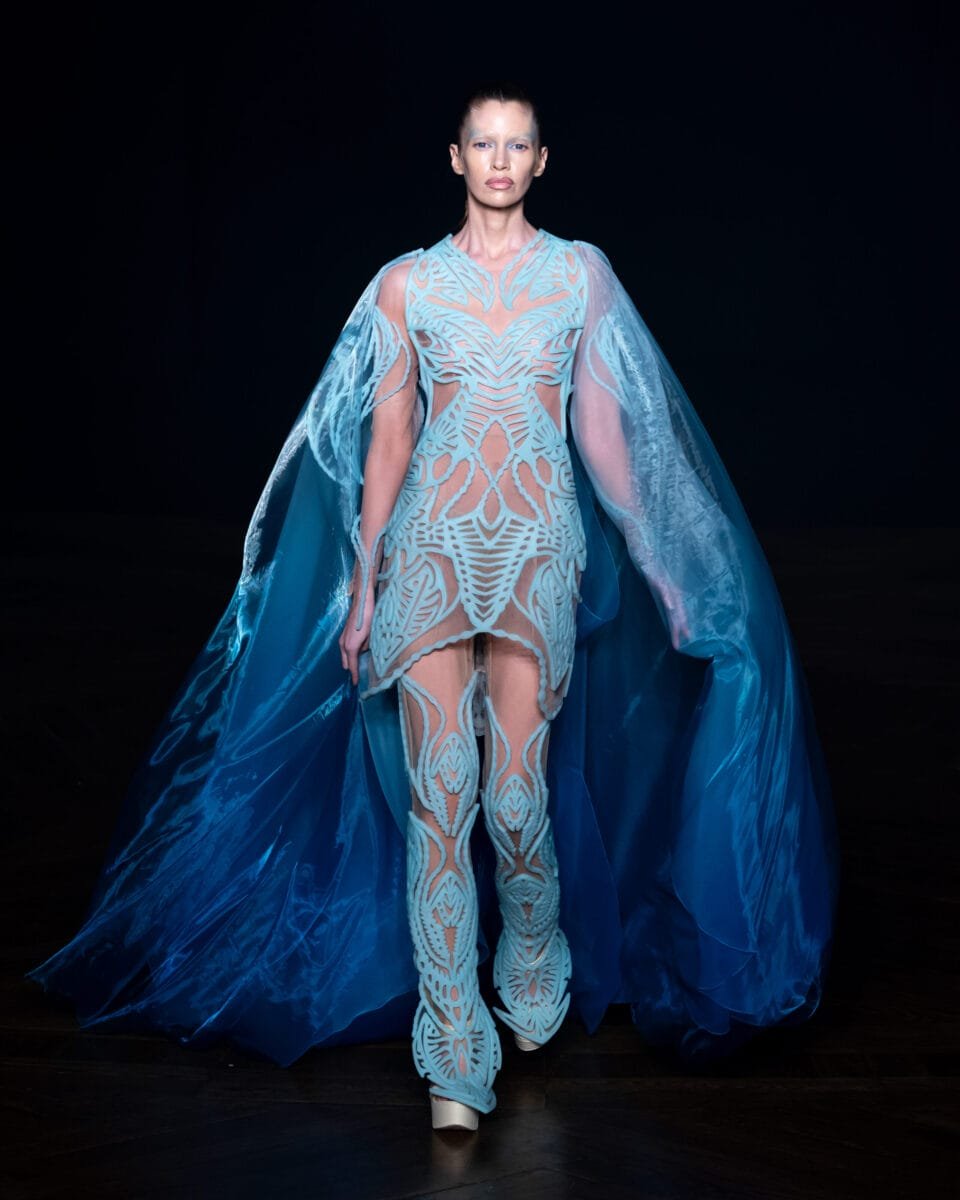 عارضة أزياء ترتدي فستانًا أزرقًا منحوتًا عالي التقنية من تصميم Iris Van Herpen