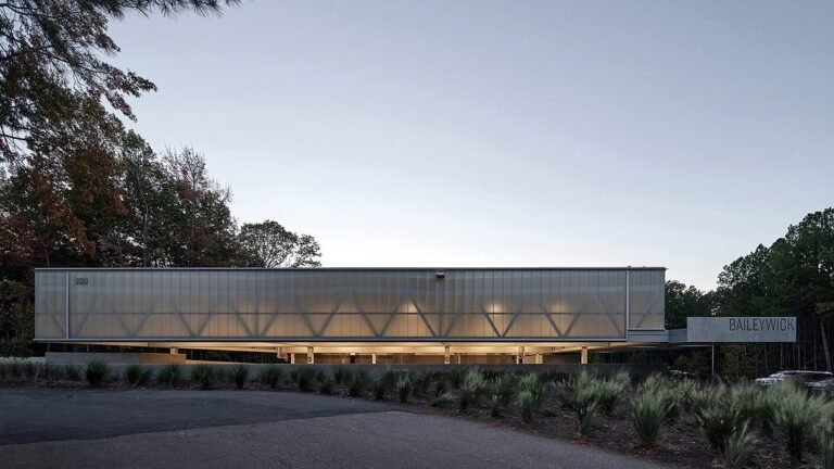 An Elegant Pavilion by In Situ Studio Adds Sheltered Courts and a Gateway to a Public Park in Raleigh