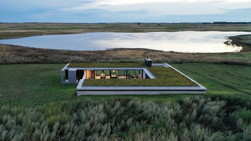 Johnsen Schmaling Architects Integrates Spoonbill Ranch into a Pristine Landscape