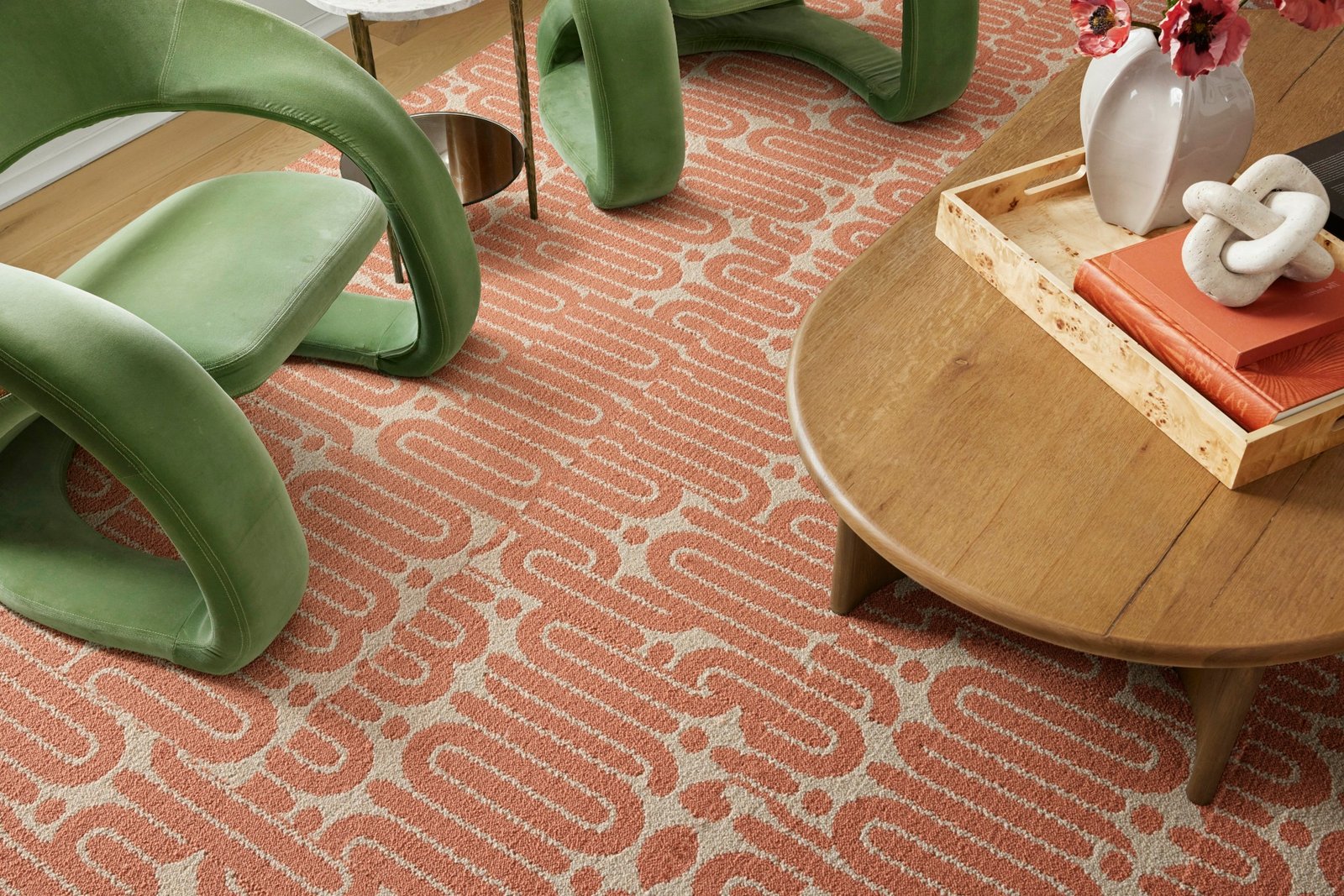 تقوم شركة Trina Turk x FLOR بتحويل المطبوعات الأرشيفية إلى سجاد ملون