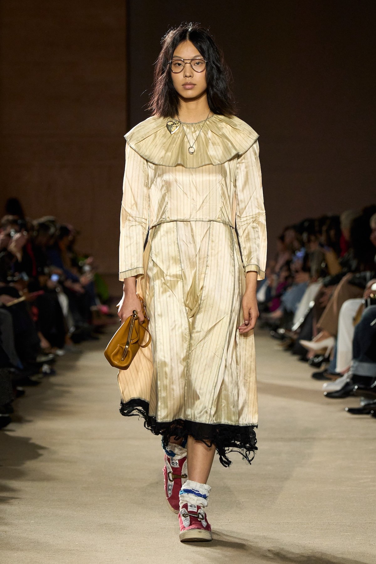 عارضة أزياء على المدرج في عرض مدرج Coach A/W 2026 في أسبوع الموضة في نيويورك